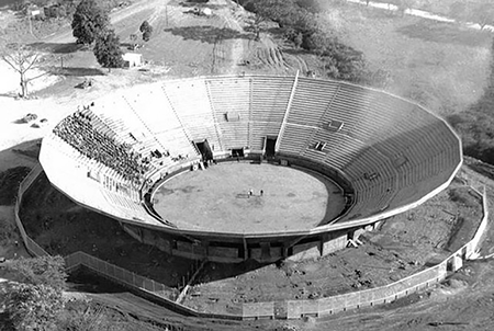 Aspecto final de la plaza de toros de Cali, en 1957, durante la prueba de carga efectuada en uno de los gajos estructurales. Fuente: (41).