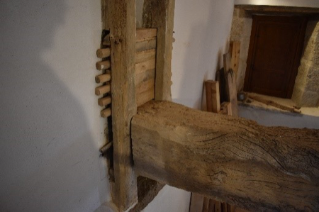 Detalle del apoyo (prensa del lagar comunal).